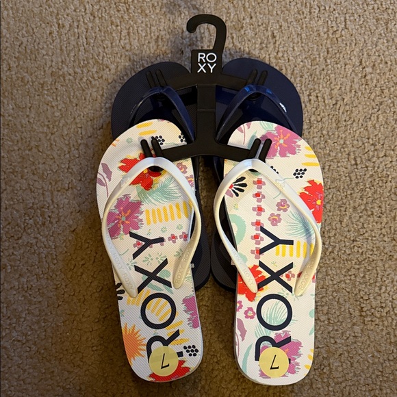Roxy Multicolor Floral and Black Flip Flops 2 Pack - Picture 1 of 4